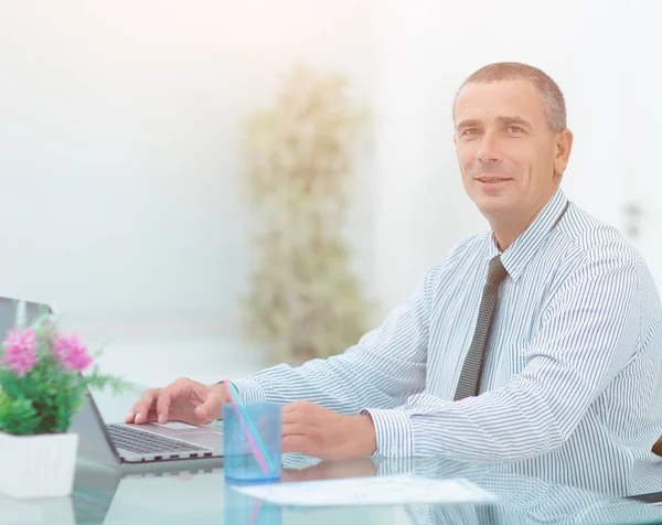 Närbild .businessman sitter bakom ett skrivbord. — Stockfoto