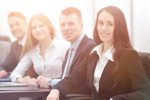 Mujer de negocios y equipo de negocios — Foto de Stock