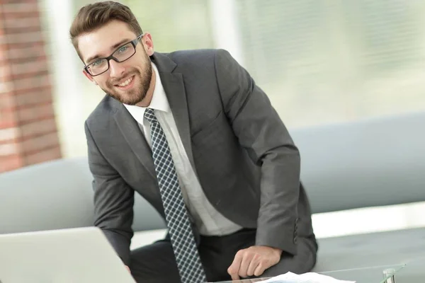 Porträt eines modernen Geschäftsmannes am Schreibtisch. — Stockfoto