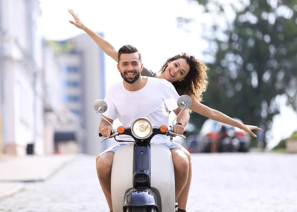 晴れた日に市内でスクーターに乗って幸せな若いカップル — ストック写真
