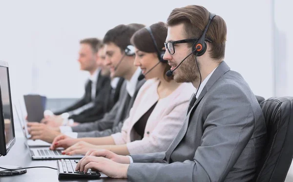 Kollegen rufen Zentrale im Büro an — Stockfoto