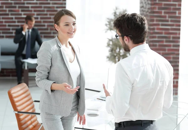 Reuniones de negocios mujeres de negocios con un socio de negocios — Foto de Stock