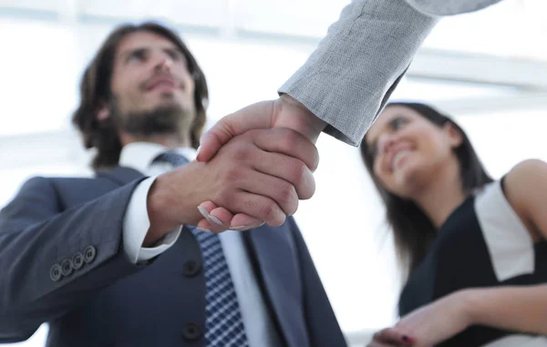 Gli uomini d'affari stringono la mano contro stanza con grande finestra loo — Foto Stock