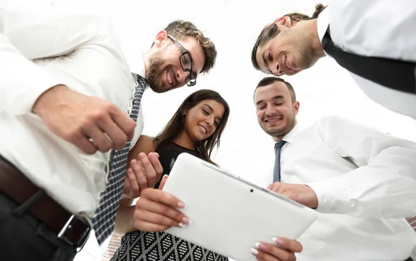 Primer plano del equipo de negocios mirando tableta digital . — Foto de Stock