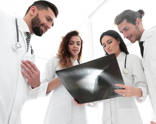 Doktor Röntgen tartışırken grup — Stok fotoğraf