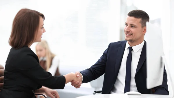 Close-up van een zakelijke handdruk vrouwen business partner.het business concept. — Stockfoto