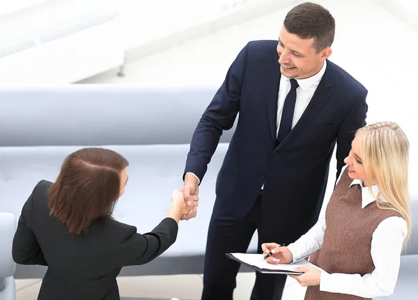 Geschäftspartner geben sich vor den Gesprächen die Hand — Stockfoto