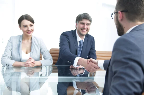 Handslag mot framgångsrika affärsmän — Stockfoto