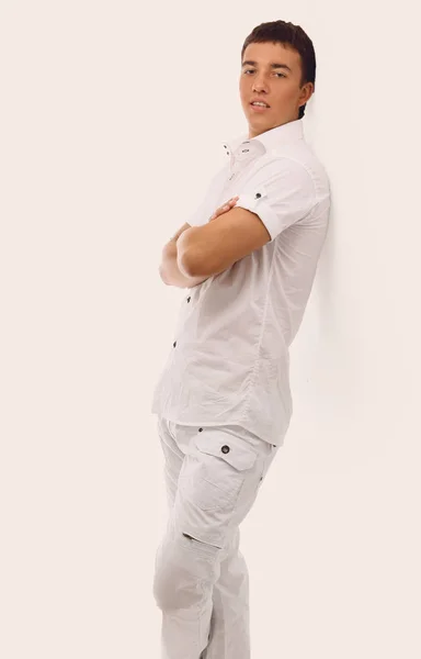 Jonge knappe man in een wit pak.. — Stockfoto