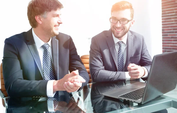 Retrato de dos empresarios sentados en el escritorio de la oficina — Foto de Stock