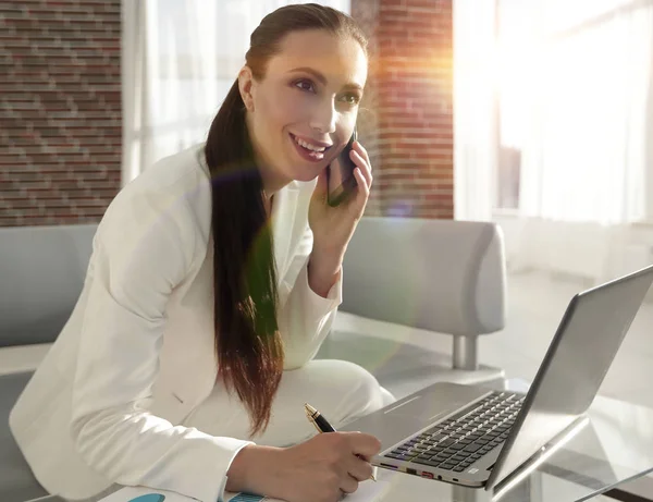 Geschäftsfrau arbeitet mit Finanzdokumenten — Stockfoto