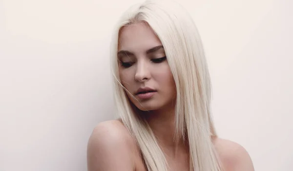 Närbild av en sorgligt vacker blond kvinna — Stockfoto