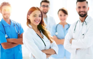 Çekici kadın doktor ile sağlık stetoskop tıbbi grup önünde