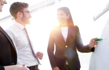 flipchart üzerinde bir marker ile işaret iş kadını