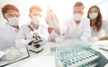 Kimyasal laboratuvar çalışması sırasında bilim adamları