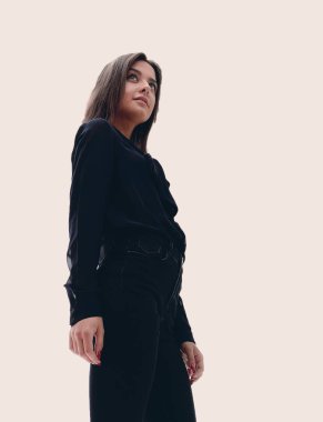 Aşağıdan duran genç iş kadını göster.