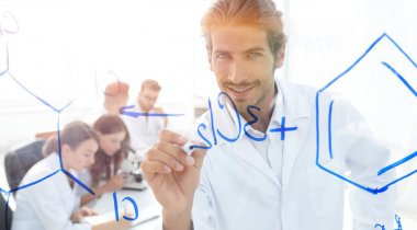 gülümseyen bilim adamı kayıtları veri camına bir yönetim kurulu.