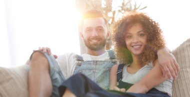 Genç çift kanepede oturan iş elbiseleri