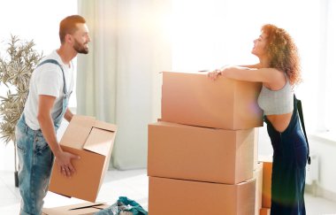 Genç aile yeni bir ev kutuları açma.