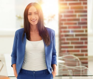 Kendine güvenen işkadını çalışmaya hazır