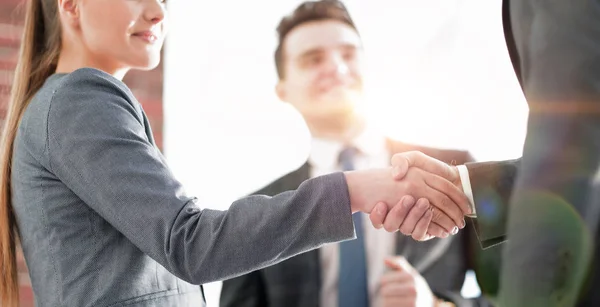 Closeup obchodních partnerů handshake. — Stock fotografie