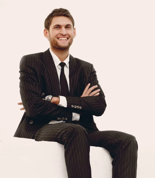 Porträt eines lächelnden Geschäftsmannes auf Stuhl sitzend — Stockfoto