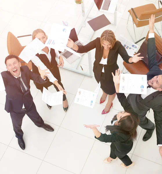 Vista desde el equipo de top.business lanzando documentos de trabajo.t — Foto de Stock