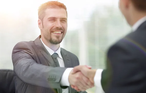 Primer plano .handshake de los socios comerciales en un escritorio —  Fotos de Stock