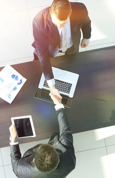 Handshake of business partners above the Desk. — Stock Photo, Image