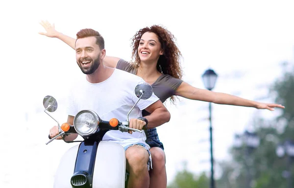 Mutlu çift scooter yaz tatil tatile heyecanlı sürüş — Stok fotoğraf
