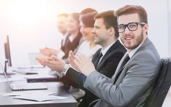 Gerente e equipe de negócios aplaudindo o palestrante — Fotografia de Stock