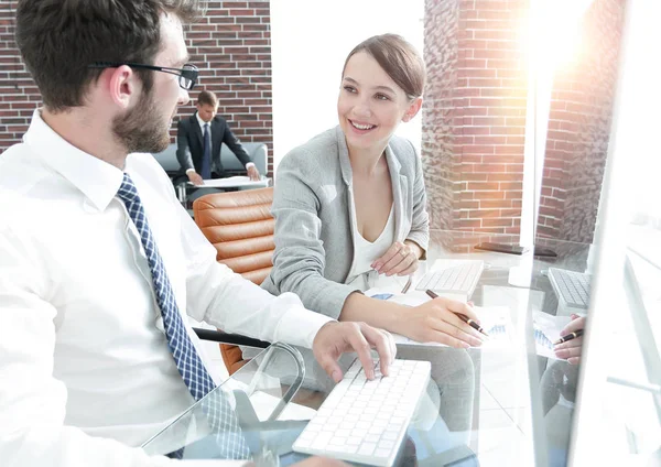 Jonge professionals zitten achter een bureau — Stockfoto