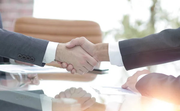 Рукостискання ділових партнерів на ділових переговорах — стокове фото
