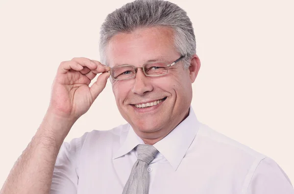 Homem de negócios de cabelos grisalhos sorrindo isolado no fundo branco . — Fotografia de Stock