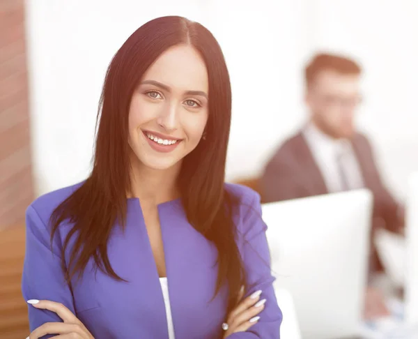 Éxito joven mujer de negocios con encantadora sonrisa confiada — Foto de Stock