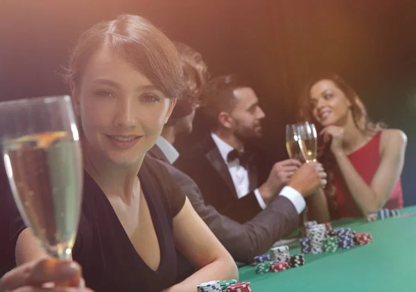 포커 게임 하는 음료와 함께 웃는 여자의 초상화 — 스톡 사진