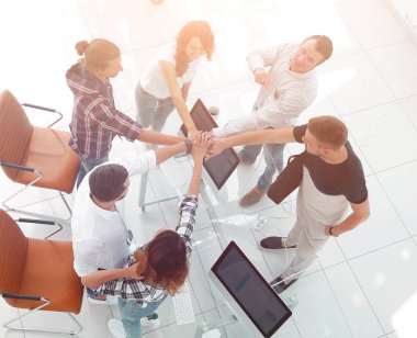 elleri ile başarılı takım togethe sıktı