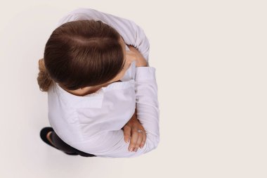 top.in tam büyüme görüntüleyin. Kendine güvenen genç iş kadını.