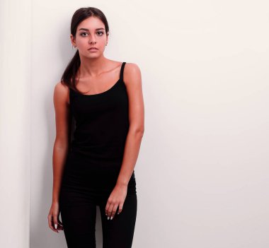 ileri yürüyüş dalgın genç kadın.