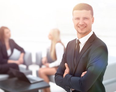 Bulanık arka plandaki başarılı iş adamı