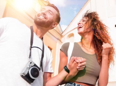 Bir çift şehrin sokaklarında yürüyor ve eğleniyor.