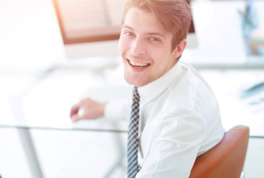 portre. Kameraya bakarak bir genç yaş