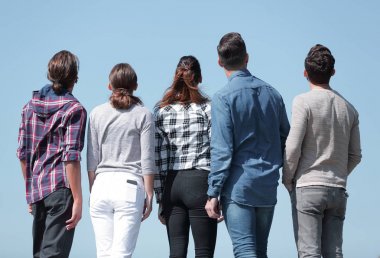 arka view.a bir grup genç insan kopya alanı seyir