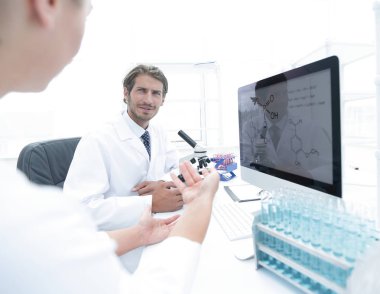 Bir güzel laboratuvar kadın test ve deneyler