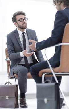 Evrak çantaları tutan iki iş adamları kendilerini yakın: