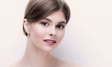 Güzel genç bir kadının yakın plan yüzü..