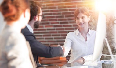 El sıkışma yöneticisi ve ofisteki müşteri.