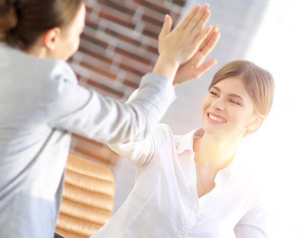 Leden van het business team geven elkaar een high five. — Stockfoto