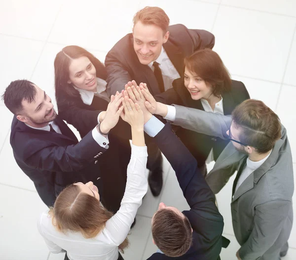 Een close-up. vreugdevol business team met gevouwen handen bij elkaar — Stockfoto