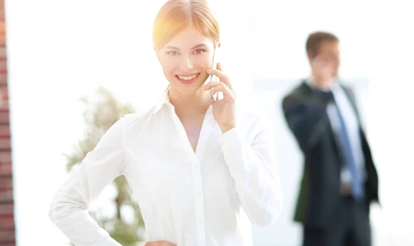Vértes üzleti nő beszél a telefonon. — Stock Fotó